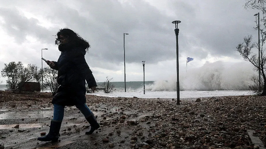 Драматична ситуация в Гърция! Огромни щети, пътища са под вода, откъснати са села