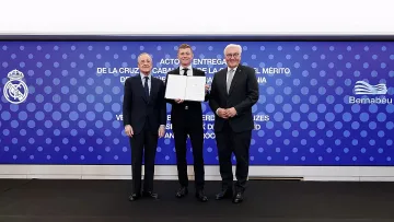 Футболна "жива легенда" получи най-високото отличие на Германия