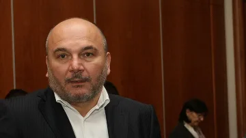 2 варианта: Избори или шев и кройка