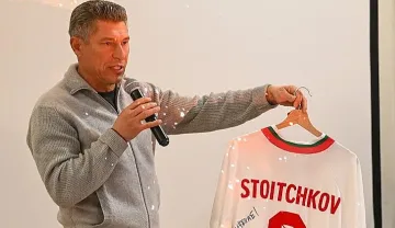 Тайно наддаваха за фланелка на Стоичков и картина на Зуека