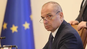 Караджов: Постъпиха 5 оферти за извършване на пътнически превози с жп транспорт