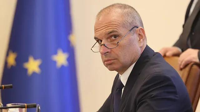 Караджов: Постъпиха 5 оферти за извършване на пътнически превози с жп транспорт