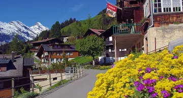 До това уникално село се стига само с най-стръмния лифт в света