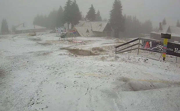 Сняг вече се сипе в страната! СНИМКА