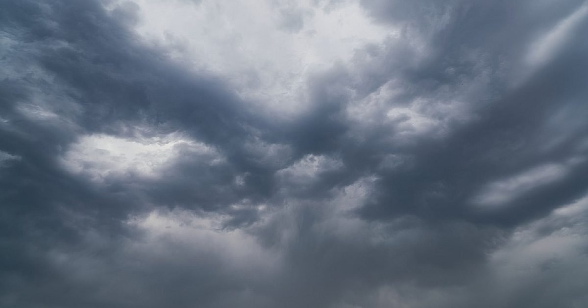 Времето се влошава! Валежи и студен вятър обхващат България