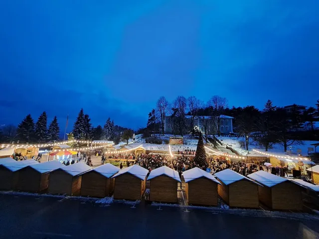 Коледен базар 2025 в Белоградчик преобразява празничния дух на града