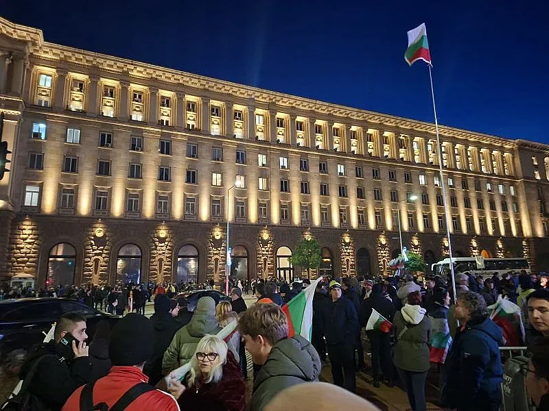Дерибеи зад протеста в София, контрапротести срещу тях и Асен Василев в страната