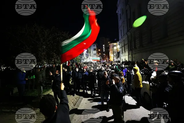 Петков буни протеста, крещят пред централите на ГЕРБ и ДПС-Ново начало