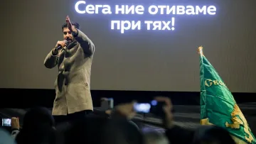 Петков поведе погром! Маскирани ултраси атакуват централата на ДПС-Ново начало /СНИМКИ/