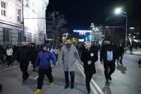 Погромът ескалира! Шпиц командата на Кики мята камъни и пали, ранени полицаи (снимки/видео)