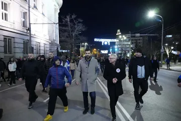 Погромът ескалира! Шпиц командата на Кики мята камъни и пали, ранени полицаи (снимки/видео)