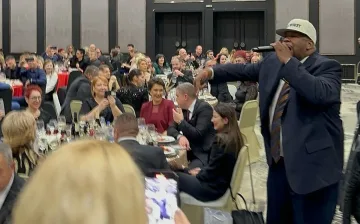 Световноизвестен изпълнител покори България като връчи бизнес награди