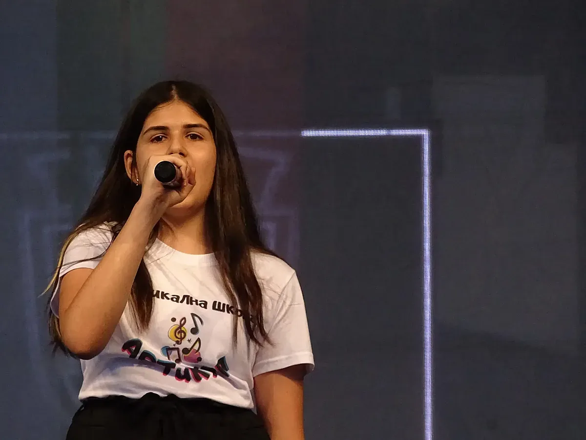 Да помогнем на Бояна: след 10 години борба със сколиозата ѝ предстои решаваща операция