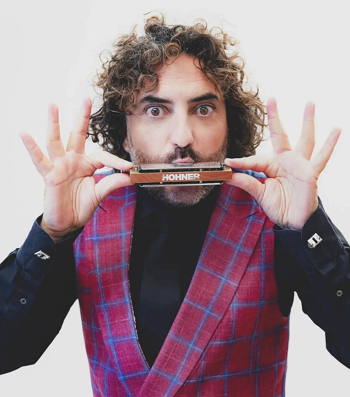 Носителят на Латино Грами Антонио Серано гостува в София