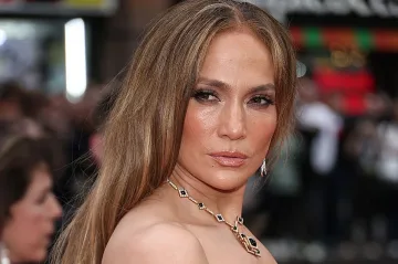 Дженифър Лопес побърка зрителите с тоалета си 