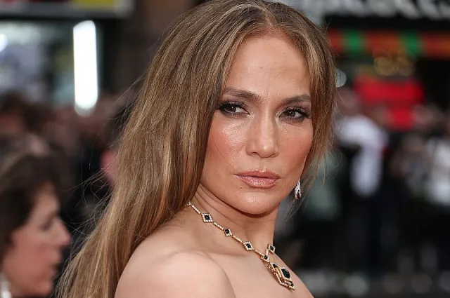 Дженифър Лопес побърка зрителите с тоалета си 