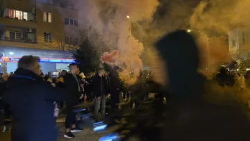 Нови сблъсъци с полицията! Маскирани мятат бомбички