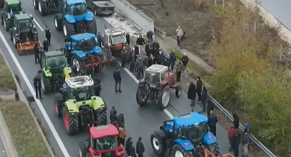 10 километра тапа на Кулата заради блокадата на гръцките фермери