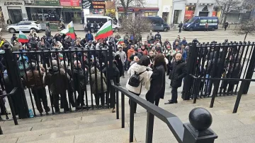 Симпатизанти на Величие се юрнаха към Съдебната плата