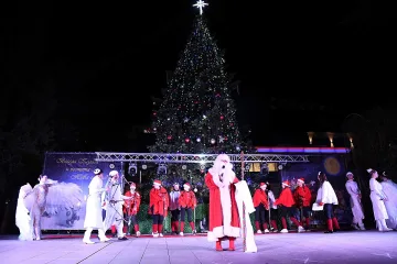 Стара Загора запали коледните светлини с пъстър парад и празничен спектакъл