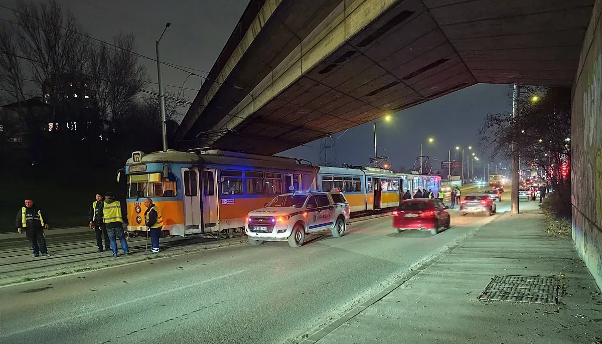Верижна катастрофа и два нанизани трамвая в София. Има ранен