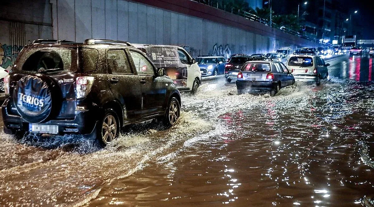 Гърция под вода! Байрон парализира цели области и застрашава животи