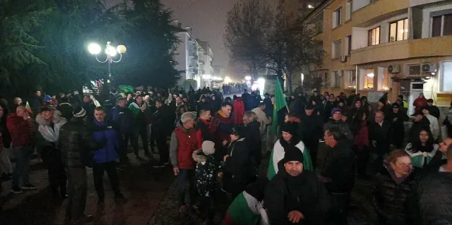 Кметът на Враца готви съд заради издевателства пред дома му