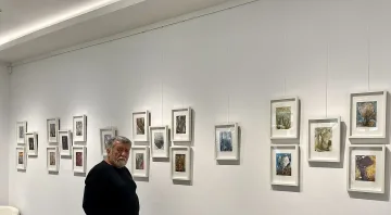 Вежди Рашидов реди акварели в изложба за Коледа