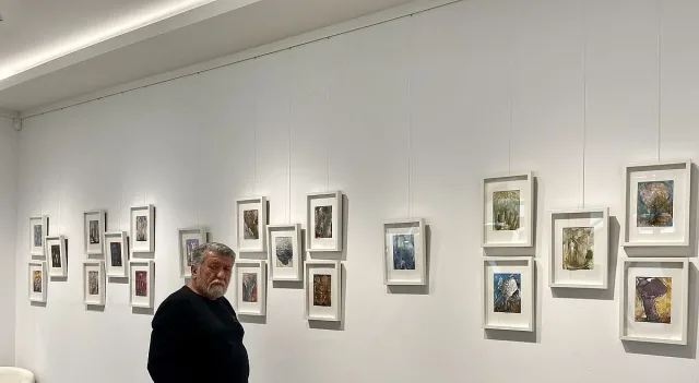 Вежди Рашидов реди акварели в изложба за Коледа