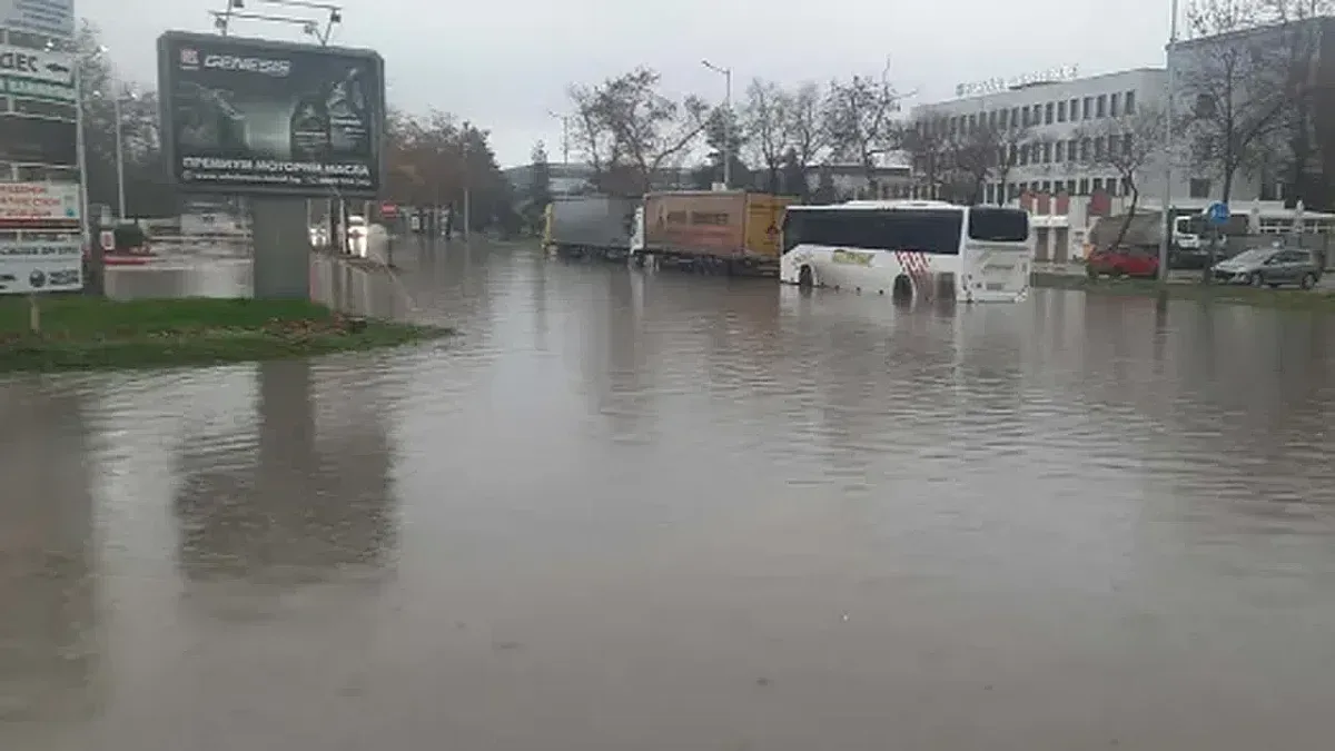 Наш град е под вода. Какво се случва