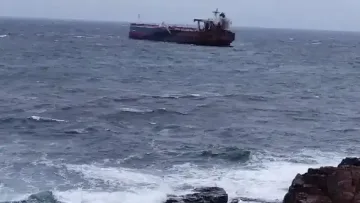 Проговори моряк от бедстващия танкер. Какво се случва на борда?