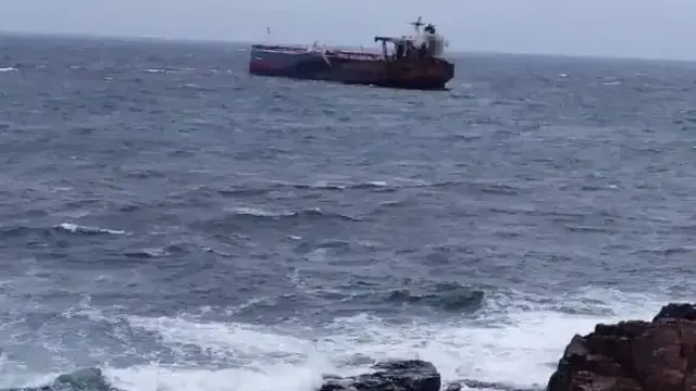 Проговори моряк от бедстващия танкер. Какво се случва на борда?