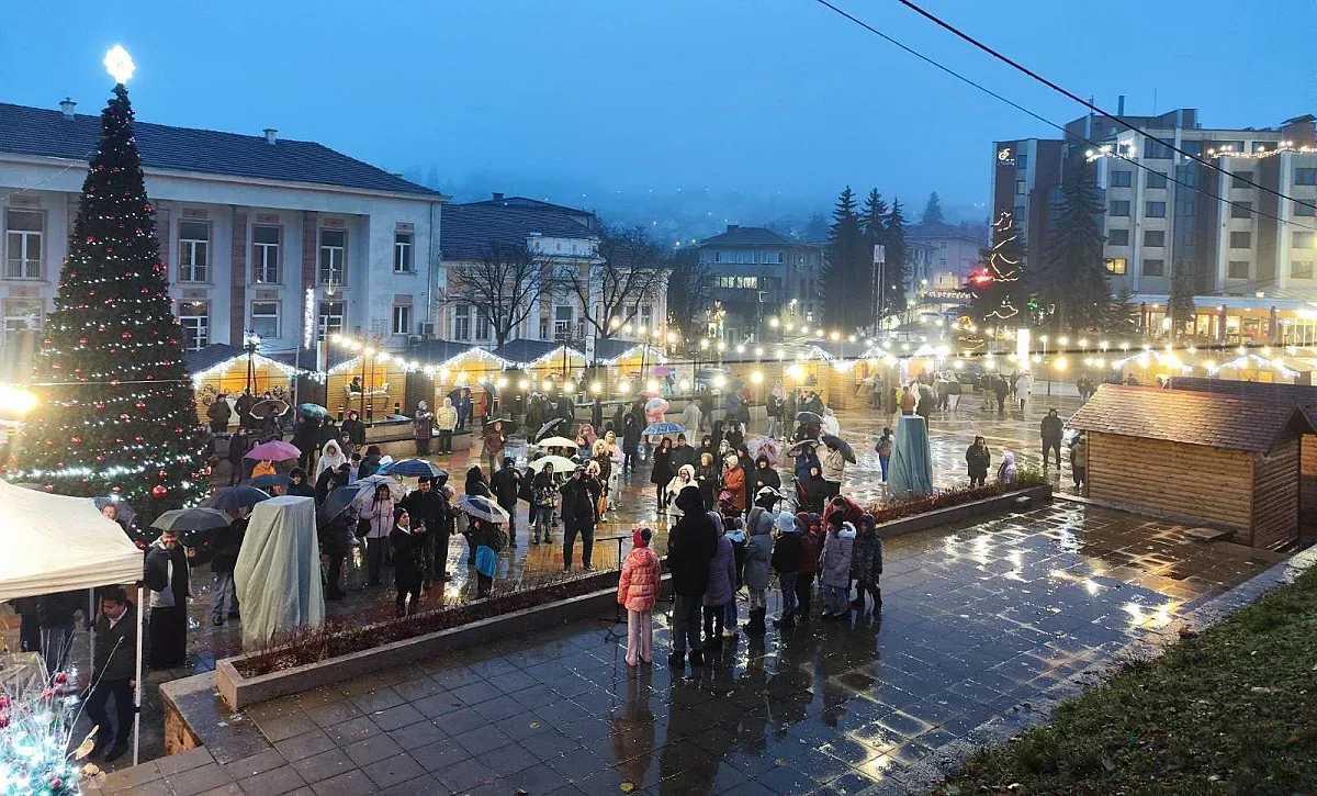 Грейнаха светлините на коледната елха в Белоградчик