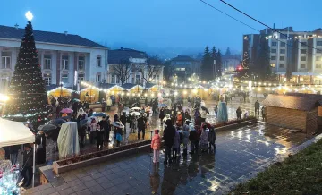 Грейнаха светлините на коледната елха в Белоградчик