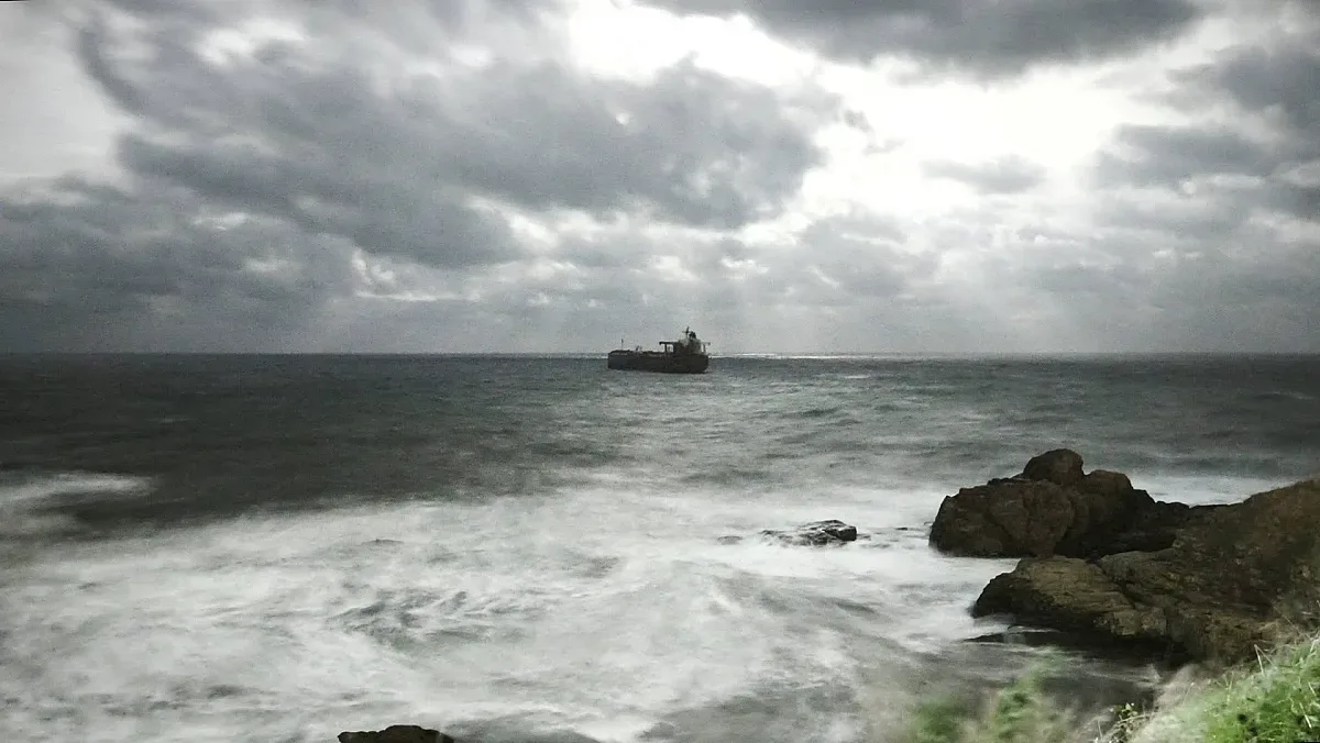 Танкер стои блокиран край Ахтопол трети ден след атака с дронове