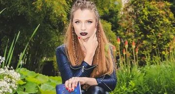 Канина Крисалис раздава автографи в НДК