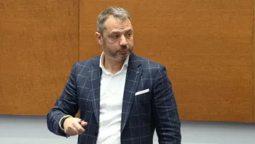 Делян Добрев: Постигна се компромис между работодатели, синдикати и правителство