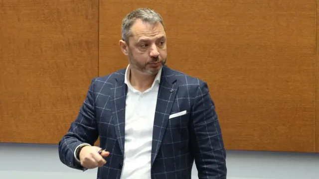 Делян Добрев: Постигна се компромис между работодатели, синдикати и правителство