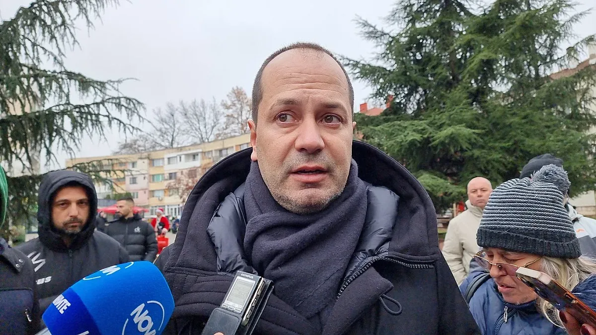 Кметът на Враца проговори за заплахите към семейството му. Отиде при протестиращите