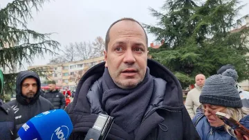 Кметът на Враца проговори за заплахите към семейството му. Отиде при протестиращите