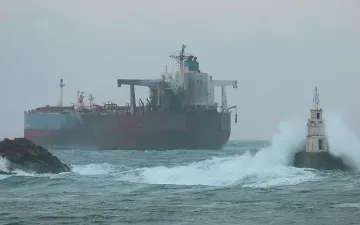 Евакуираха трима от танкера край Созопол