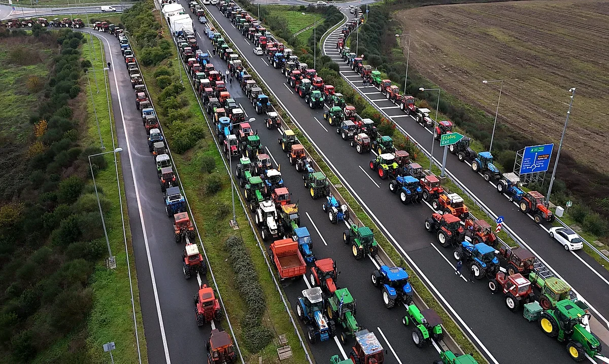 Гърците парализират ключови пътища! Фермерските блокади ескалират