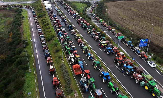 Гърците парализират ключови пътища! Фермерските блокади ескалират