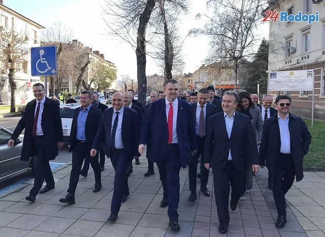 Вижте как Кърджали посрещна Делян Пеевски. Уникално видео