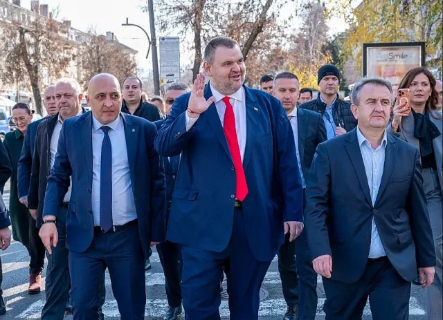 Вижте как Кърджали посрещна Делян Пеевски. Уникални видео и снимки