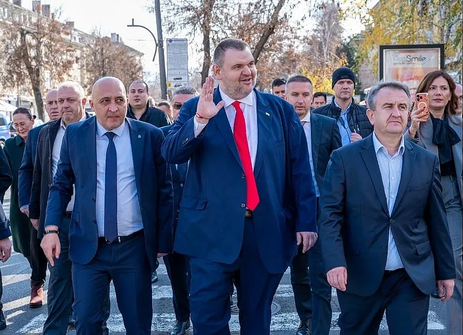 Вижте как Кърджали посрещна Делян Пеевски. Уникални видео и снимки