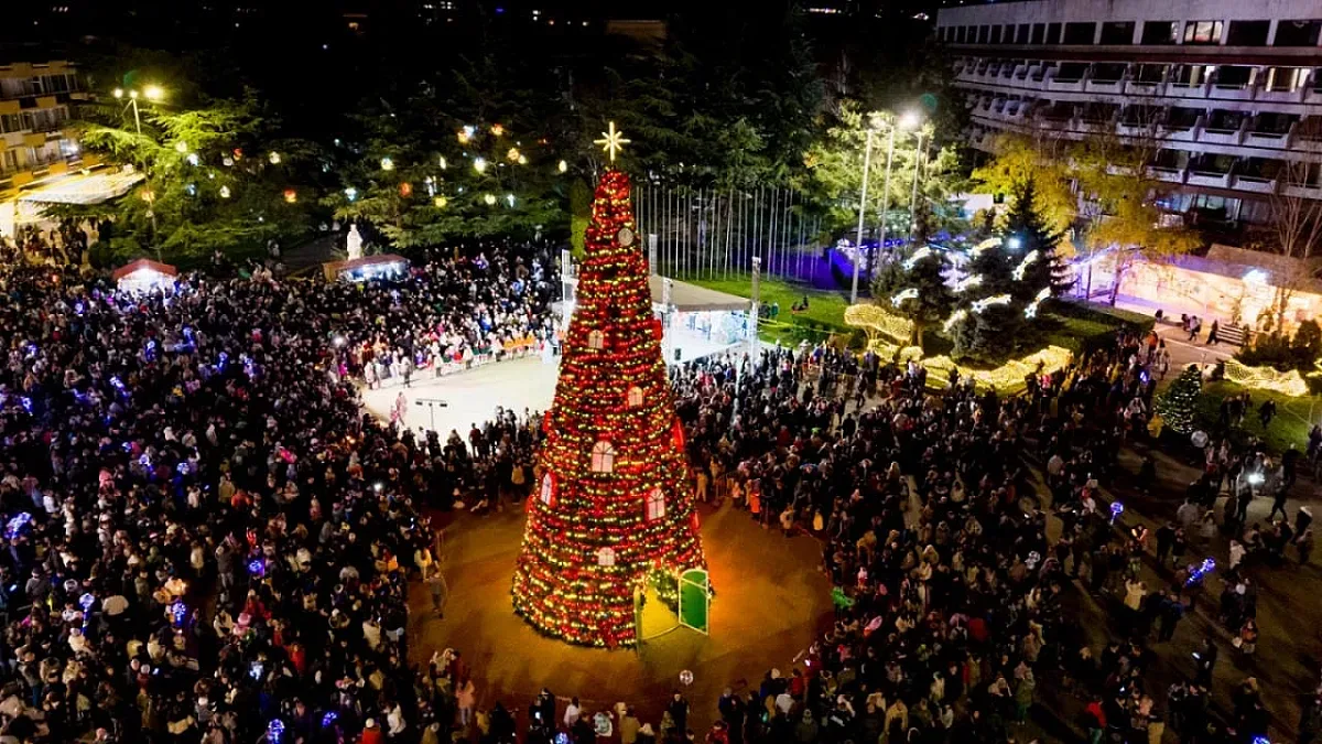 Със засияването на коледната елха започна празничната приказка на Казанлък