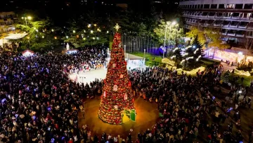 Със засияването на коледната елха започна празничната приказка на Казанлък