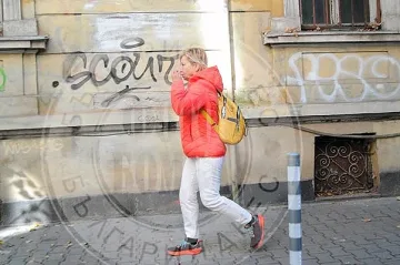 Топ социоложка мръзне в центъра на София