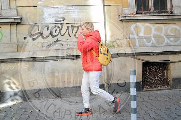 Топ социоложка мръзне в центъра на София